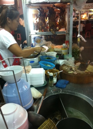 Typical set up of a street stall. Carts like this can whip out between 3-8 dishes within less than 2 square meters.